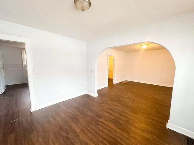 Building Photo - 136 W 37th St