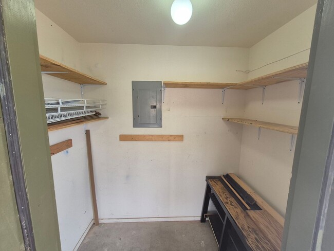 Building Photo - Charming 3 Bedroom 1.5 Bathroom home