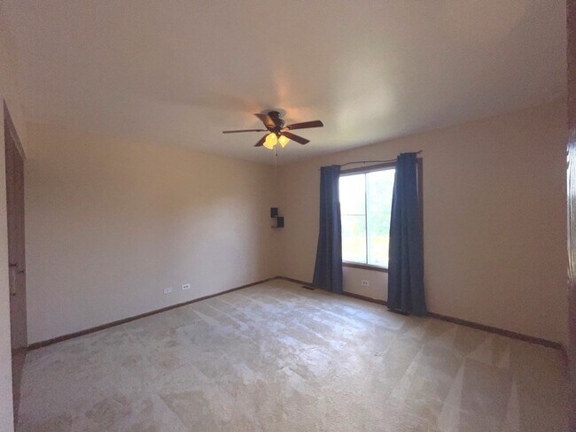 Building Photo - 226 Iris Dr