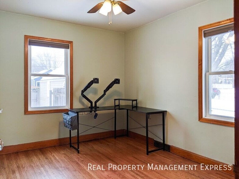 Building Photo - 3 Bed House w/ Fenced-In Yard