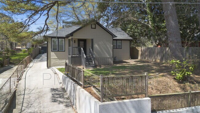 Building Photo - 562 Gary Rd NW