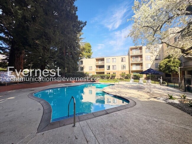 Building Photo - 320 N Civic Dr