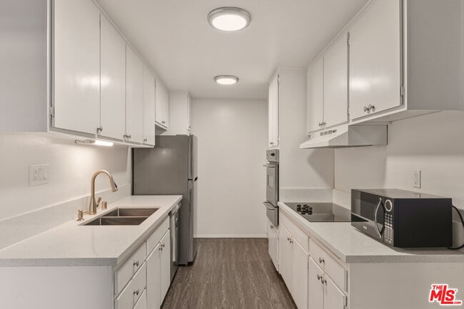 Building Photo - 6050 Canterbury Dr