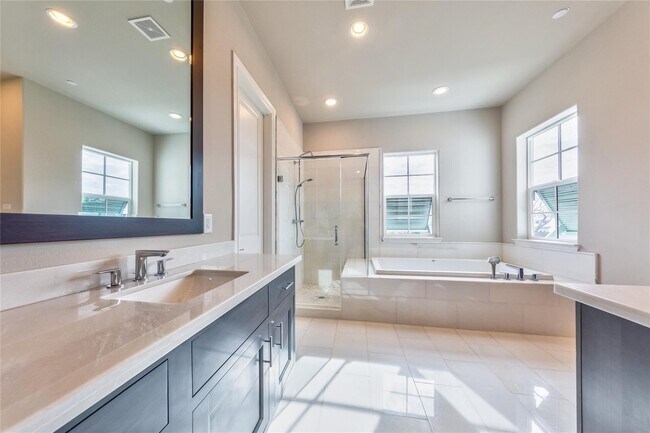 Building Photo - 2702 Harvard St