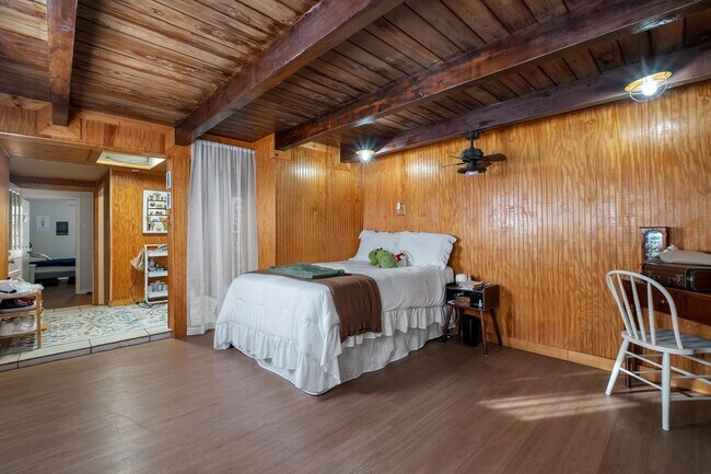 Building Photo - 1902 Sunset Ln