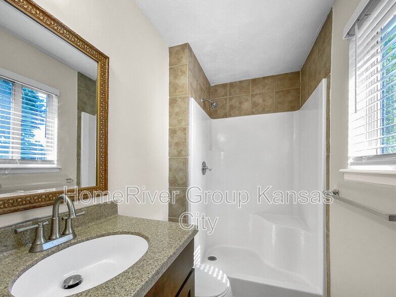 Building Photo - 304 NW 36th St Terrace
