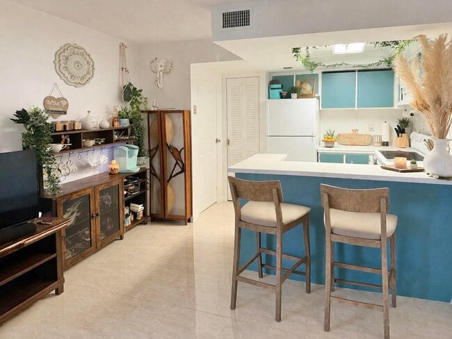 Building Photo - 728 Executive Center Dr