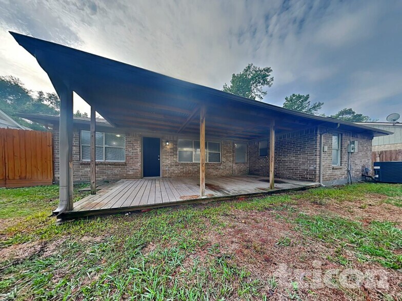 Building Photo - 2047 Lexington Woods Dr