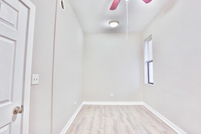 Building Photo - HUGE Condo Quality 4bed/2bath in Hot Wicker Park! Central Air! In-Unit Laundry! Deck! FREE Internet!