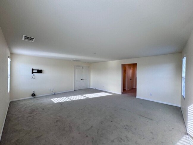 Building Photo - Welcome to this stunning 5 bedroom home fo...