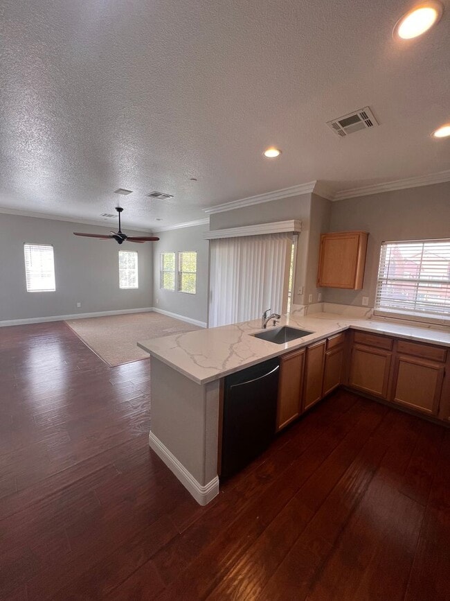 Building Photo - Gated / Mountain Views / $500 Off First Month