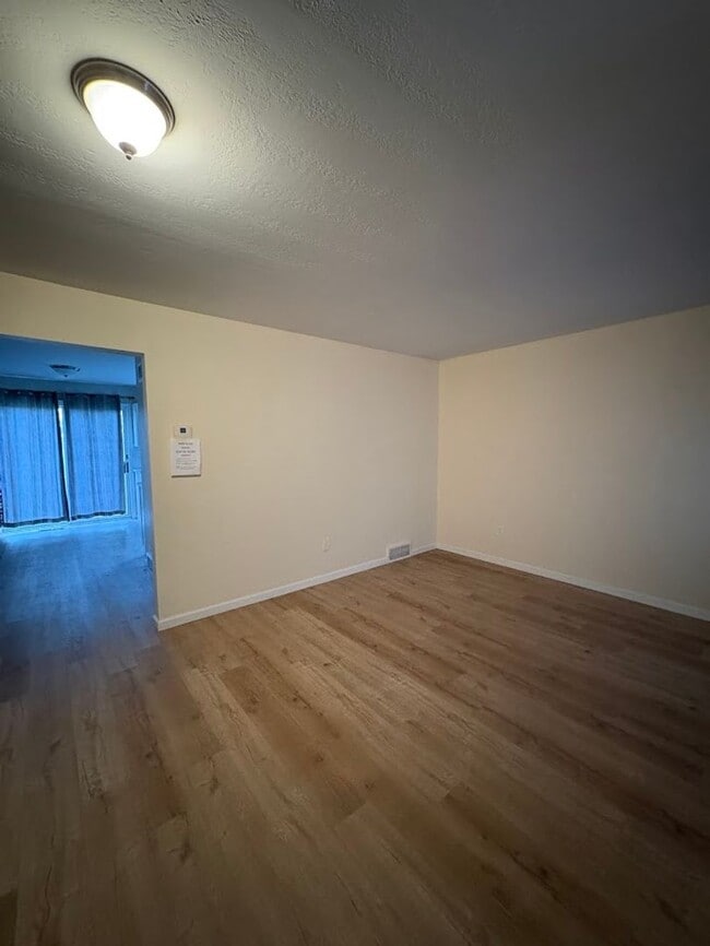 Building Photo - Beautiful and spacious 3 bedroom 2.5 bathroom townhome available for rent