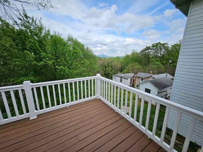 Building Photo - Updated and Spacious 3BR 2Bath House for rent