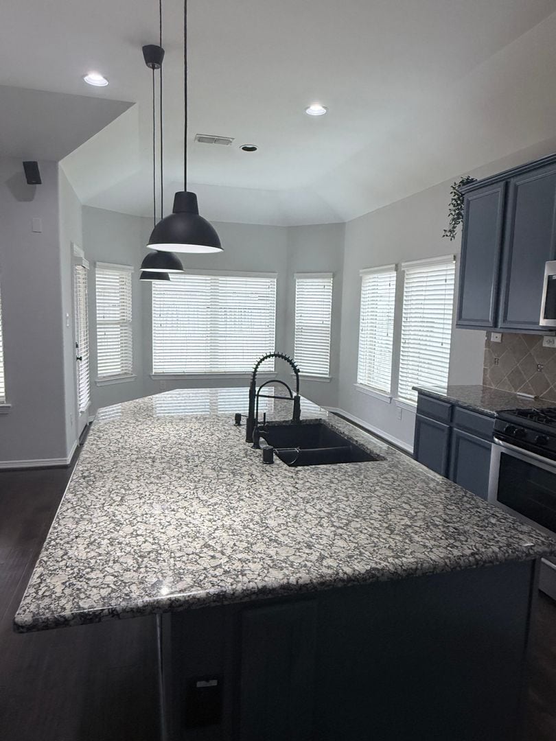 Building Photo - 2010 Silver Moon Dr