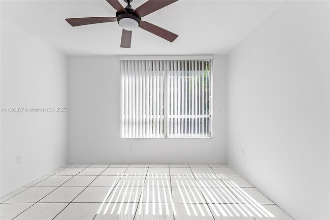 Building Photo - 2642 Collins Ave