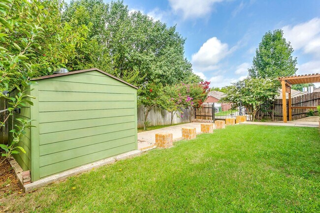 Building Photo - Excellent 3 Bedroom 2 Bath with many featu...