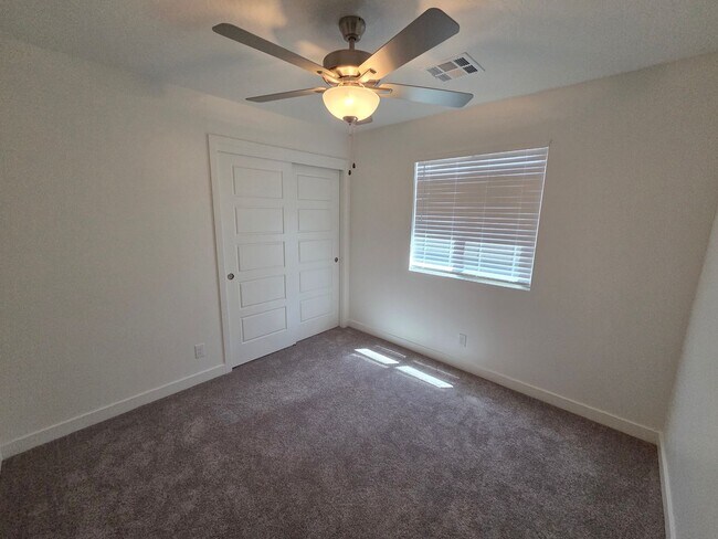 Building Photo - 1471 E White Desert Dr