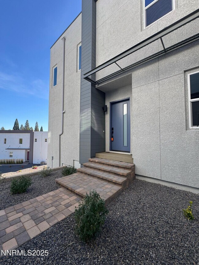 Building Photo - 1521 Golf Club Dr