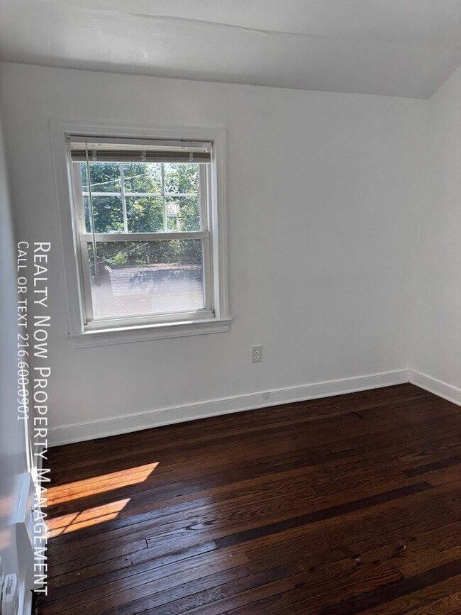 Building Photo - 3373 Colwyn Rd