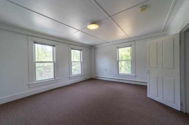 Building Photo - 1092 New Hampshire Rte 175
