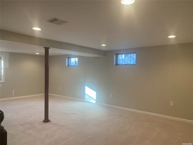 Building Photo - 2 Linden St