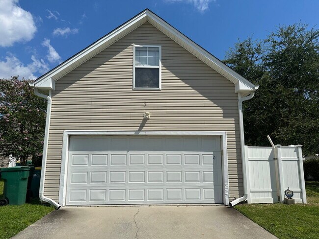 Primary Photo - Bluffton Park Garage Apartment For Rent!