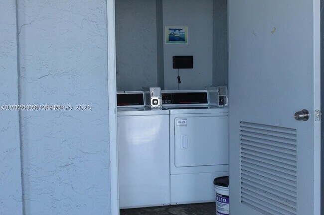 Building Photo - 899 West Dr