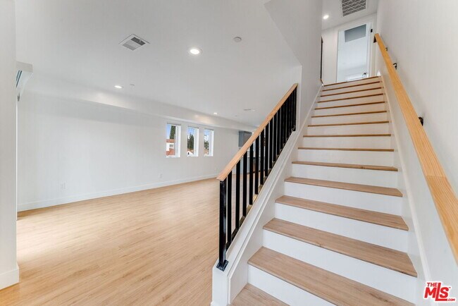 Building Photo - 1802 1/2 S Highland Ave