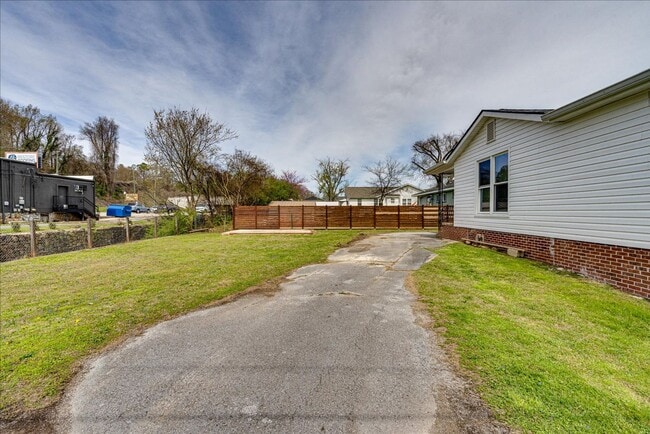 Building Photo - 3 bedroom home in Red Bank!