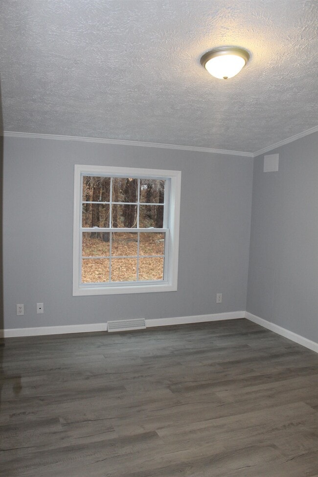 Building Photo - 6 Laura Ln