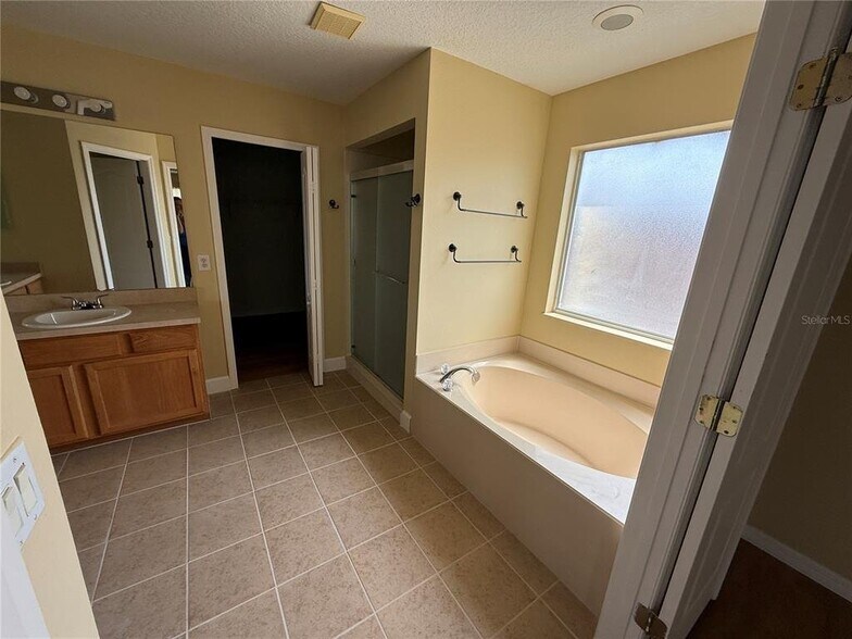 Building Photo - 933 Whispering Cypress Ln