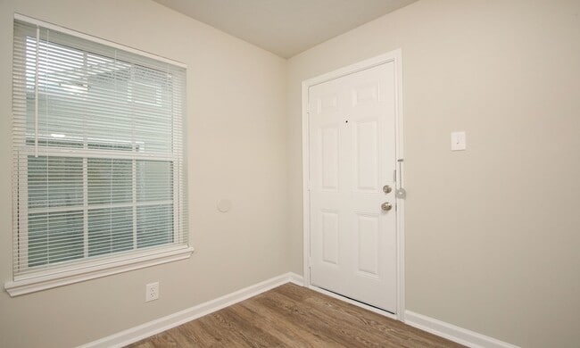 Building Photo - Historic Row House District – Move-In Special! Only $497 Deposit (with fully qualified applicatio...