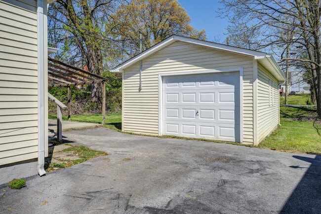 Building Photo - 220 Highland Ave