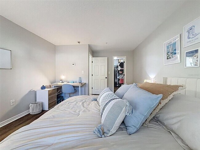 Building Photo - 406 S Cedar Ave