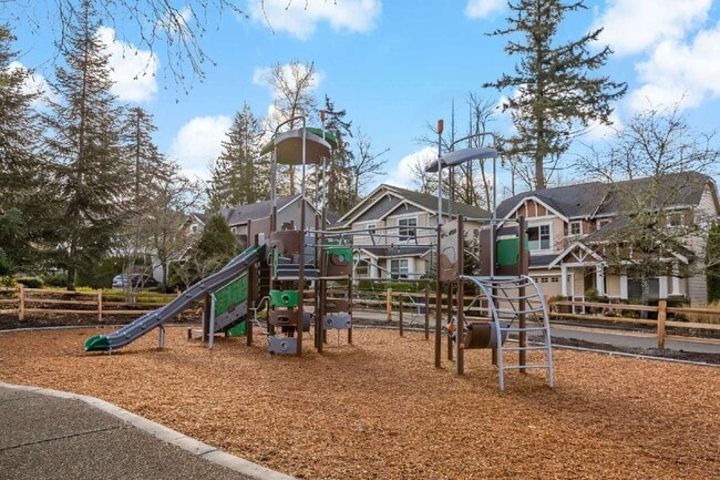 Building Photo - Enjoy this immaculate home in a park-like setting showcasing the beauty of the Issaquah Highland ...