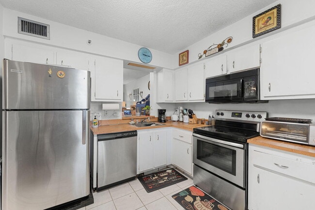 Building Photo - 14527 Bonaire Blvd