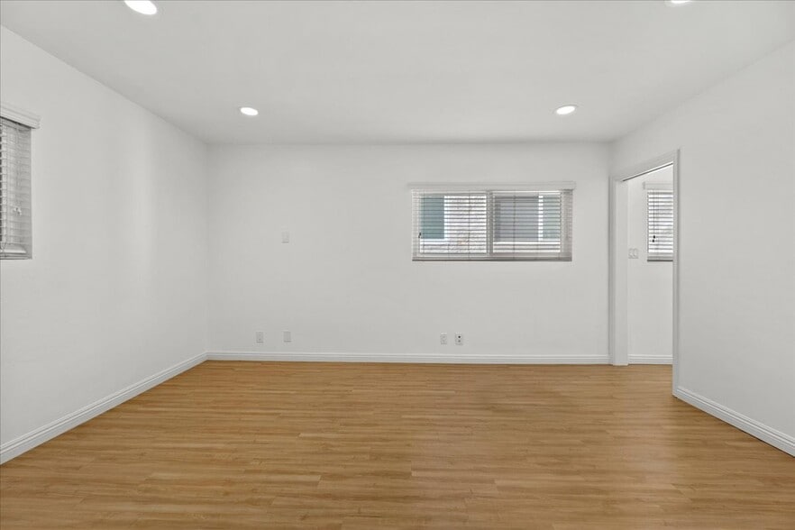 Building Photo - 125 Gull St