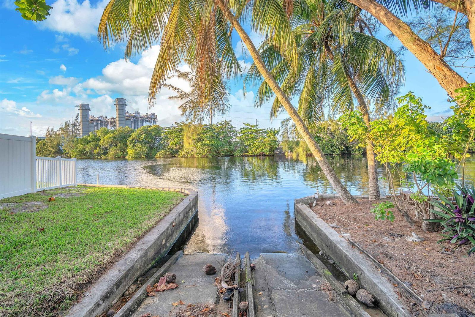 Building Photo - 4400 SW 37th Ave