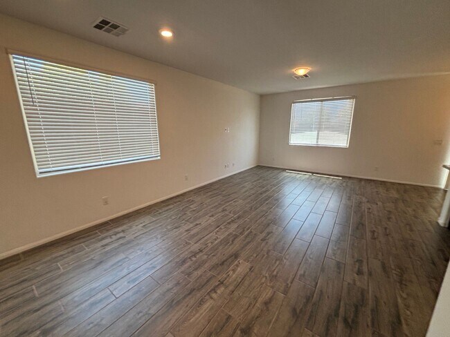 Building Photo - Charming 3-Bedroom Home with Spacious Back...