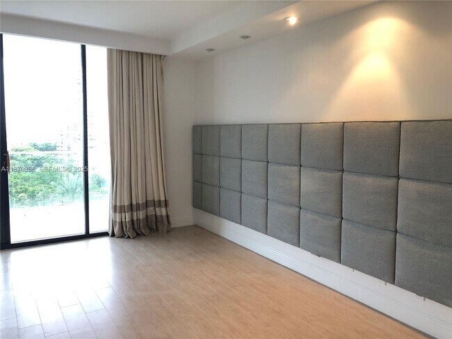 Building Photo - 2800 Island Blvd