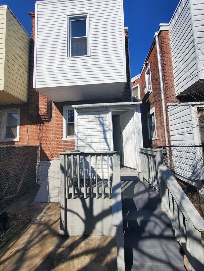 Building Photo - Stunning three bedroom in super convenient part of West Philly