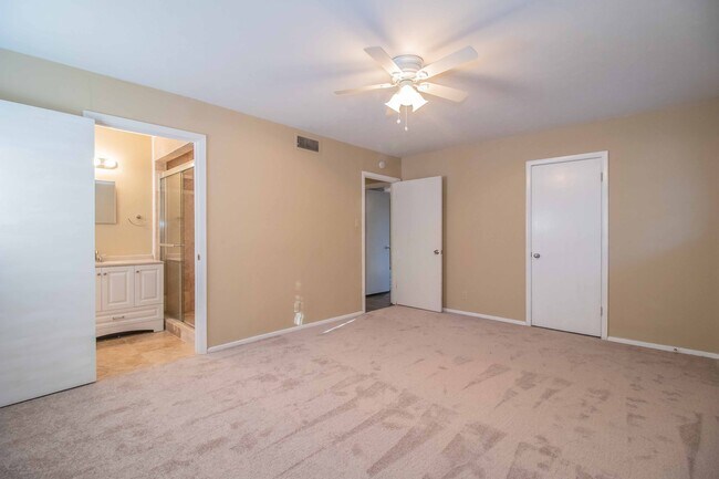 Building Photo - SOUTH HILLS Home on Large Corner Lot!!!!