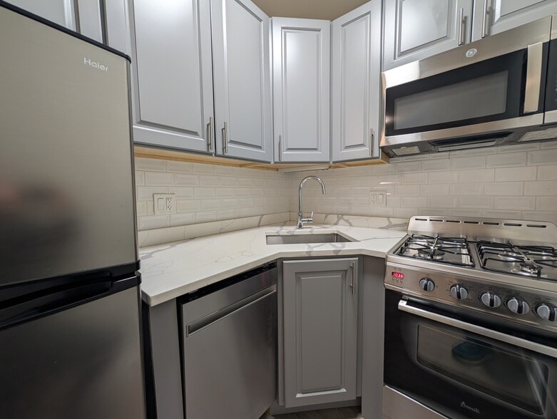 Building Photo - 501 W Belmont Ave