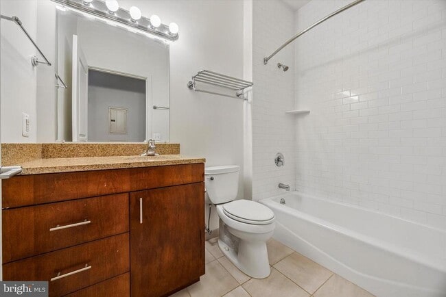 Building Photo - 1015 W Lancaster Ave