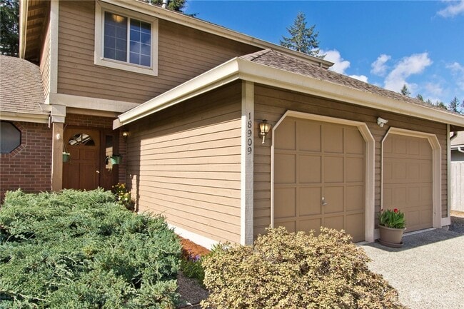 Building Photo - Charming 4 Bedroom home with fenced yard a...