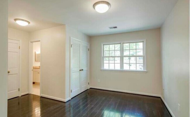 Building Photo - 3436A Holly Rd