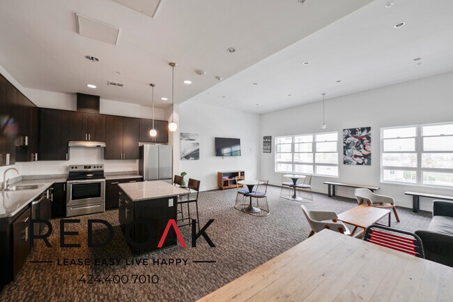 Building Photo - 5837 W Sunset Blvd