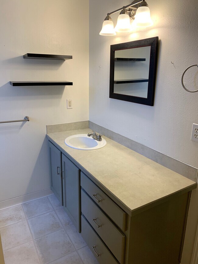 Building Photo - Cute centrally located home
