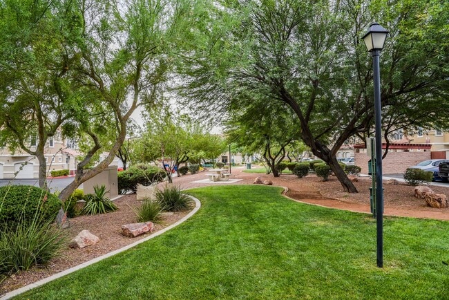 Building Photo - Beautiful 2 bedroom condo-North Las Vegas