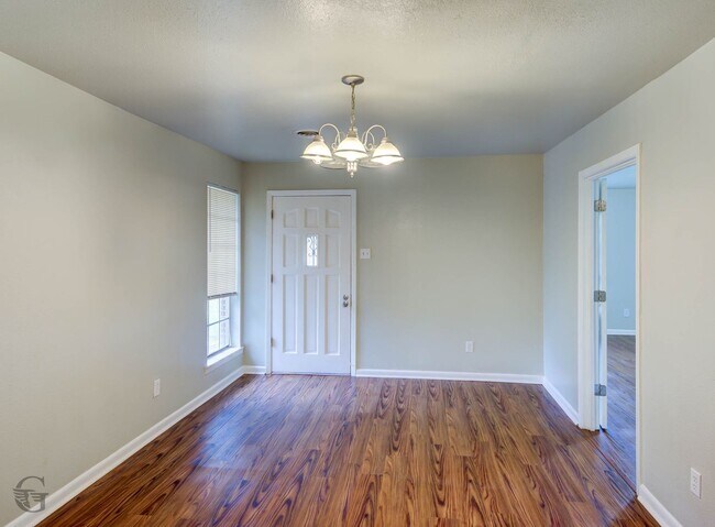 Building Photo - 2829 Doles Pl